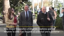 Una mujer reprocha a Eduardo Zaplana que no  respete la cola a su llegada al tribunal para declarar