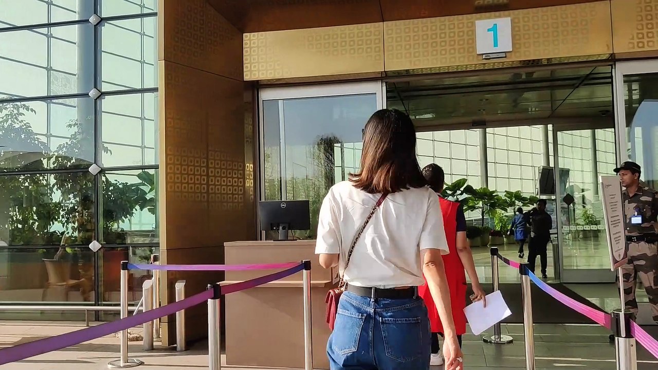 Mouni Roy gives major Style Goals in effortlessly Chic and Casual airport look