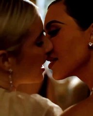 ¡Mira el beso que se dieron Kim Kardashian y Emma Roberts!