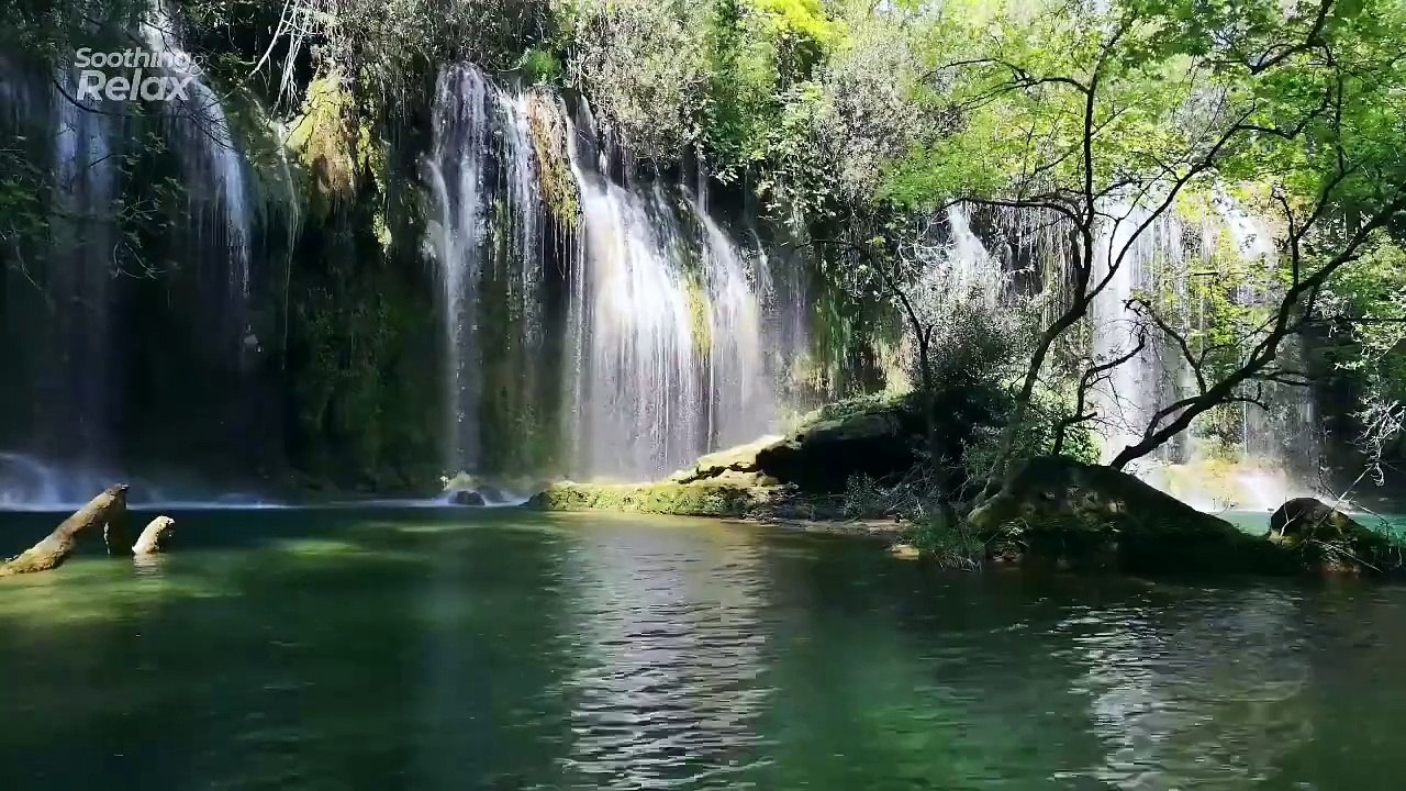 Schöne entspannende Musik mit Regenwaldwasserfällen - Naturgeräusche - Gomungga