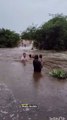 Estudantes se arriscam e atravessam rio com correnteza para ir à escola no Ceará; veja vídeo