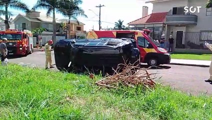 Colisão seguida de capotamento deixa duas pessoas feridas no Bairro Country, em Cascavel