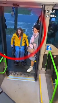 Une femme en fauteuil roulant est laissée devant le bus puis reçoit un soutien précieux