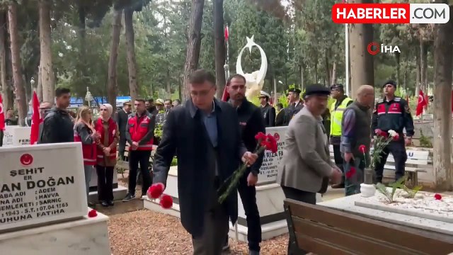 İskenderun'da Ramazan Bayramı öncesi şehit mezarlarına karanfil bırakıldı