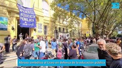 Abrazo simbólico al Liceo en defensa de la educación pública