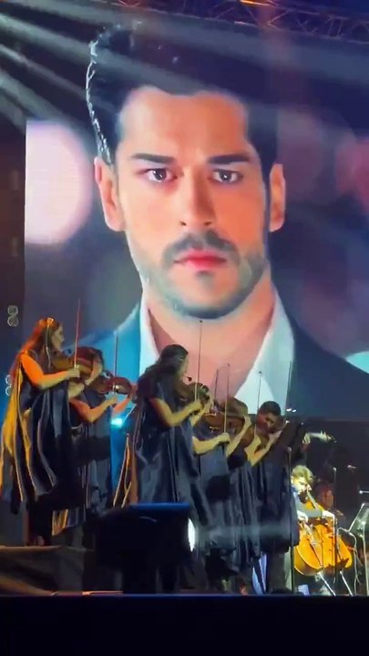 Dünyaca ünlü orkestra 'Kara Sevda' bestesiyle kendinden geçirdi
