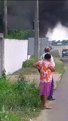 kombi fica detruida após pegar fogo