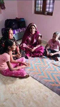 Video Story : मतदान की अलख जगाने महिलाओं ने गाया- सारे काम छोड़ा भाई बहना, चला मतदान करंय चलिहा