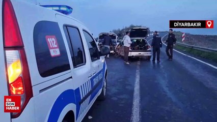 Diyarbakır'da 2 otomobil kafa kafaya çarpıştı