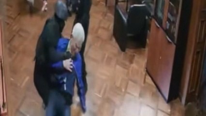 México difunde los vídeos inéditos del asalto a su embajada en Quito