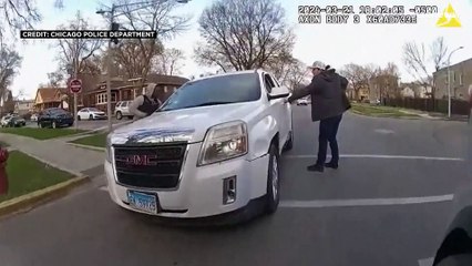 فيديو: توقيف مروري يتحول إلى جريمة مروعة وشرطة شيكاغو تطلق 100 رصاصة