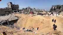 Palestinianos encontram Khan Younis reduzida a pó e escombros após retirada das tropas israelitas