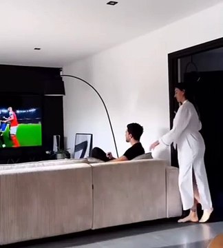 Coup de sifflet à l’amour : entre un diner aux #chandelles suivie d’une savoureuse #soirée self-care et le #PSG en Ligue des champions #SelfCare #LDC #femmes #Football