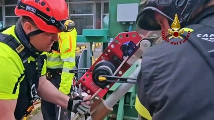 Tải video: Le ricerche dei dispersi, i vigili del fuoco entrano nella centrale di Suviana: video