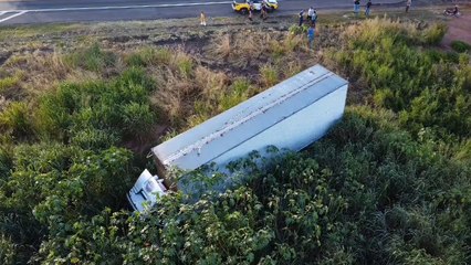 Motorista de caminhão baú sai da pista ao desviar de veículo na PR-323, em Umuarama