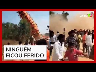 Templo de 40 metros despenca de carruagem em festival na Índia