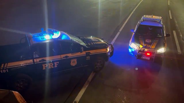 Cena de filme: caminhão carregado com 400 mil maços de cigarros é apreendido