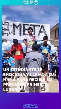 En Oruro, un estudiante del colegio José Flores Belloni se emocionó al recibir su logro de primer lugar y no dudó en compartir la alegría con su mamá quien junto a él recibió su premio.