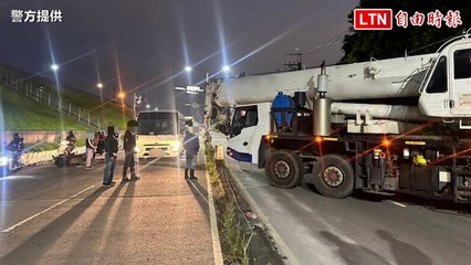 蘆洲吊車失控猛撞路燈桿，波及公車與機車，2人受傷🚧