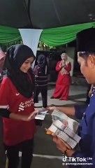 马来男子街头派钱，民众纷纷领取50令吉🎉