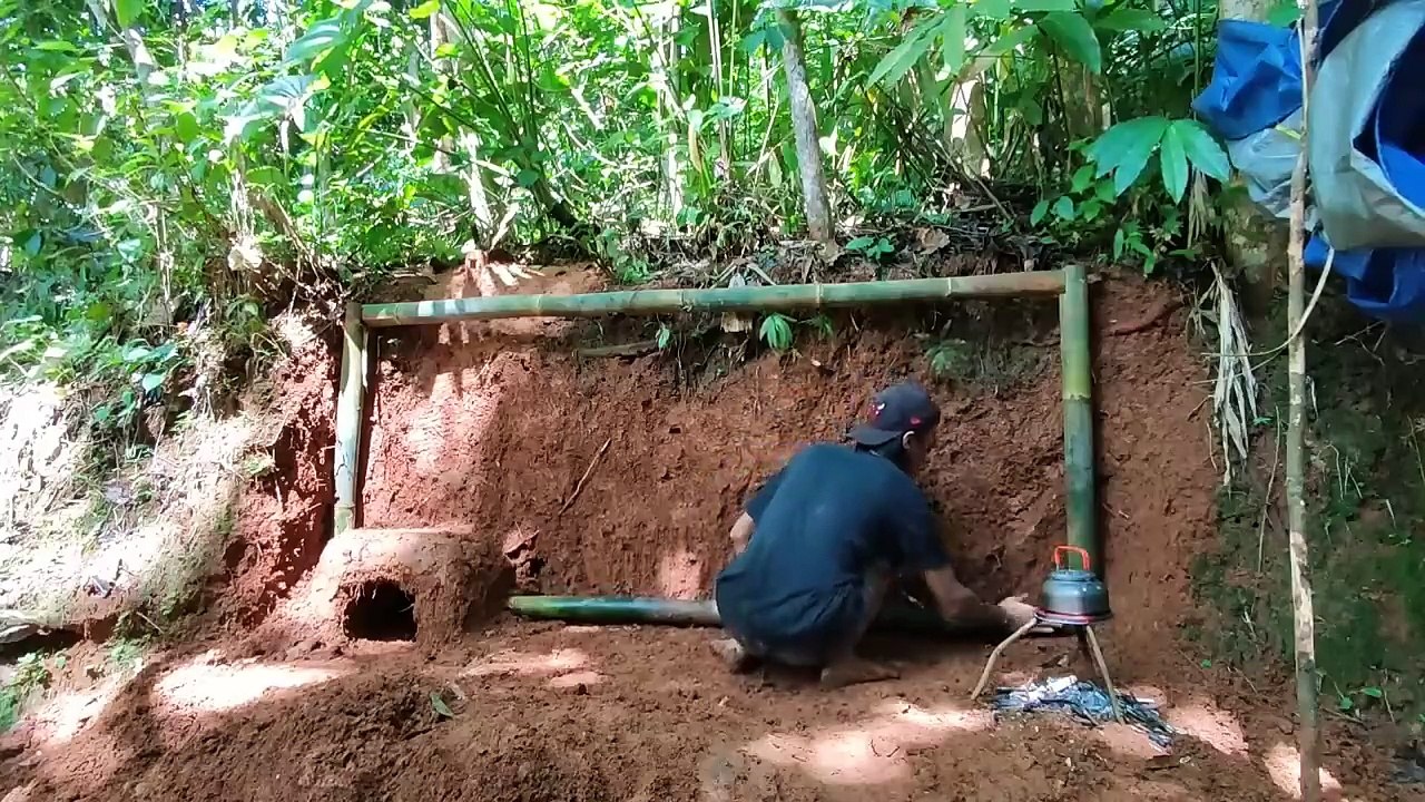 Build a cozy and warm shelter & hearth with earth | Solo camping - Buscraft