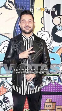 Ricardo Casares y Kristal Silva se jalonean el camerino