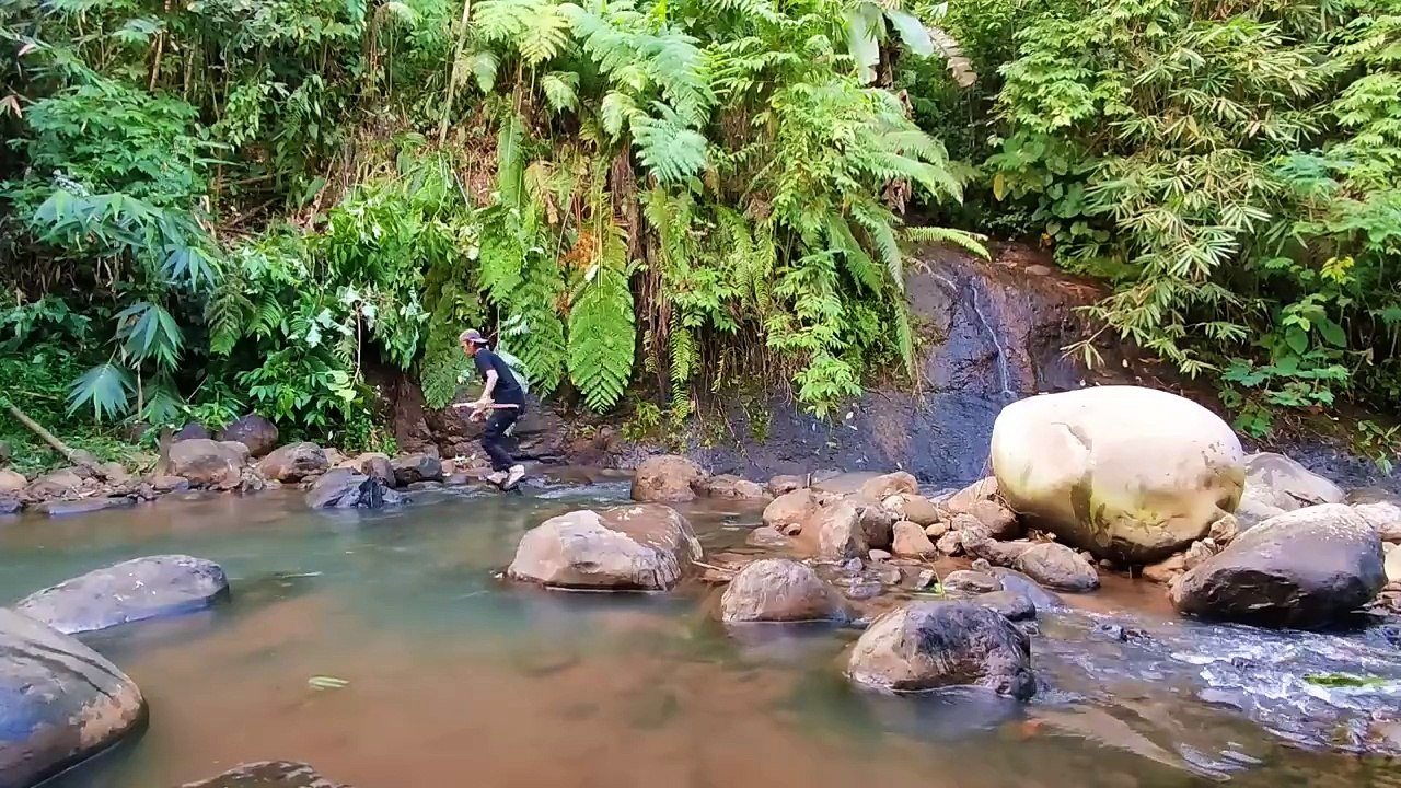 Build a shelter in a clear mountain spring river || Solo camping - Bushcraft