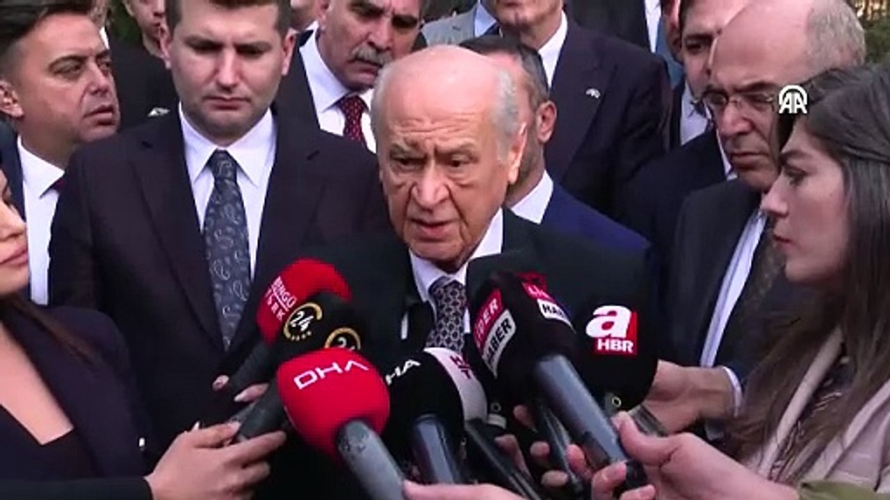 Bahçeli ”Meral Akşener'in ayrışma kararından vazgeçerek partinin başında devamını, aday olmayı düşünenlerin de etrafında kenetlenmesini düşünmekteyim