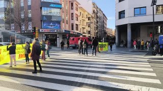 Piquete del sindicato LAB corta el tráfico en Conde Oliveto en plena hora punta
