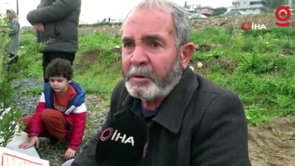 Deprem mezarlığında hüzünlü bayram