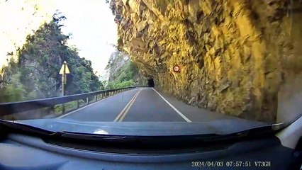Une route de montagne à Taïwan pendant le séisme #dashcam