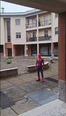 San Giuliano, la visita di Spiderman ai bambini autistici: giochi e bolle di sapone