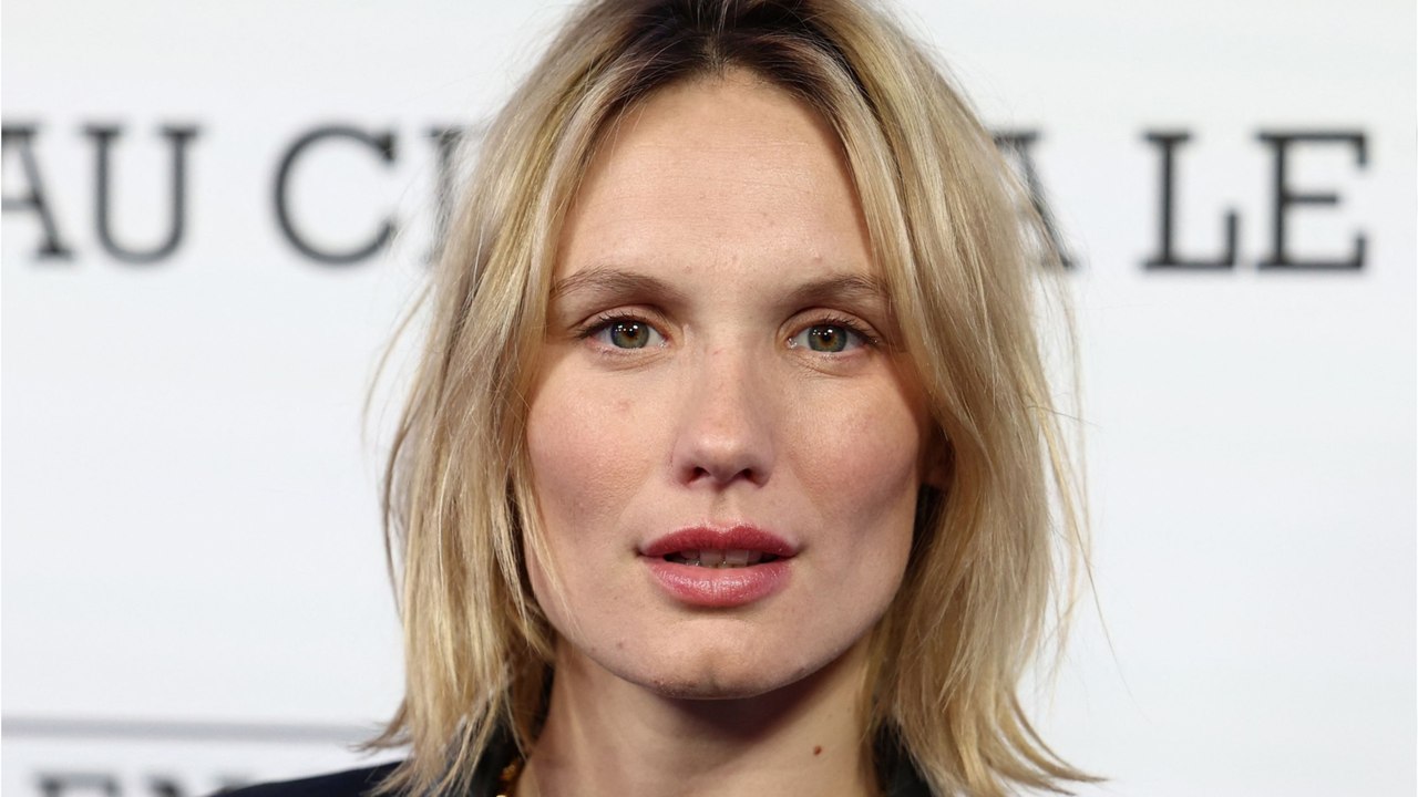 GALA VIDEO - Ana Girardot : l’actrice a-t-elle un lien de parenté avec Annie Girardot ?