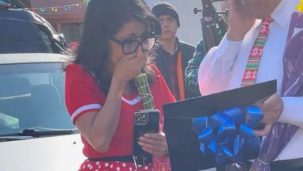 Padres Sorprendidos Con Mariachi Y Tarjetas De Residencia