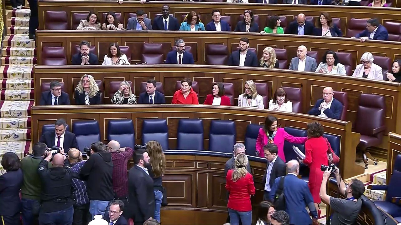 Sánchez denuncia una oposición "tóxica" mientras PP y Vox le acusan de "tapar" sus problemas
