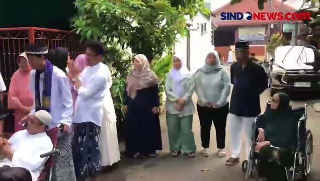 Rayakan Lebaran Idul Fitri 1445 H, Warga Kranji Bekasi Saling Bersalaman di Depan Rumah