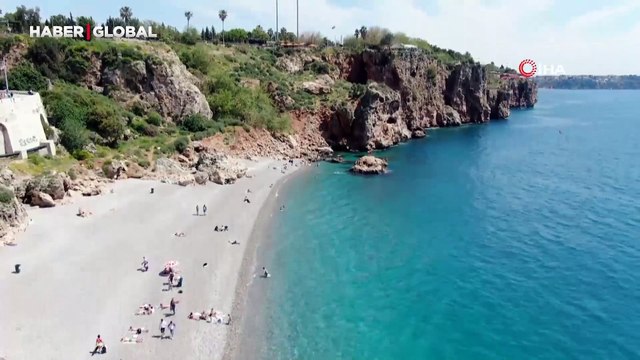 Dünyaca ünlü Konyaaltı Sahili'nde bayram yoğunluğu! Yaz aylarını aratmadı