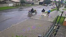 Câmera de segurança flagra motociclista assaltando irmãos no Novo Mundo