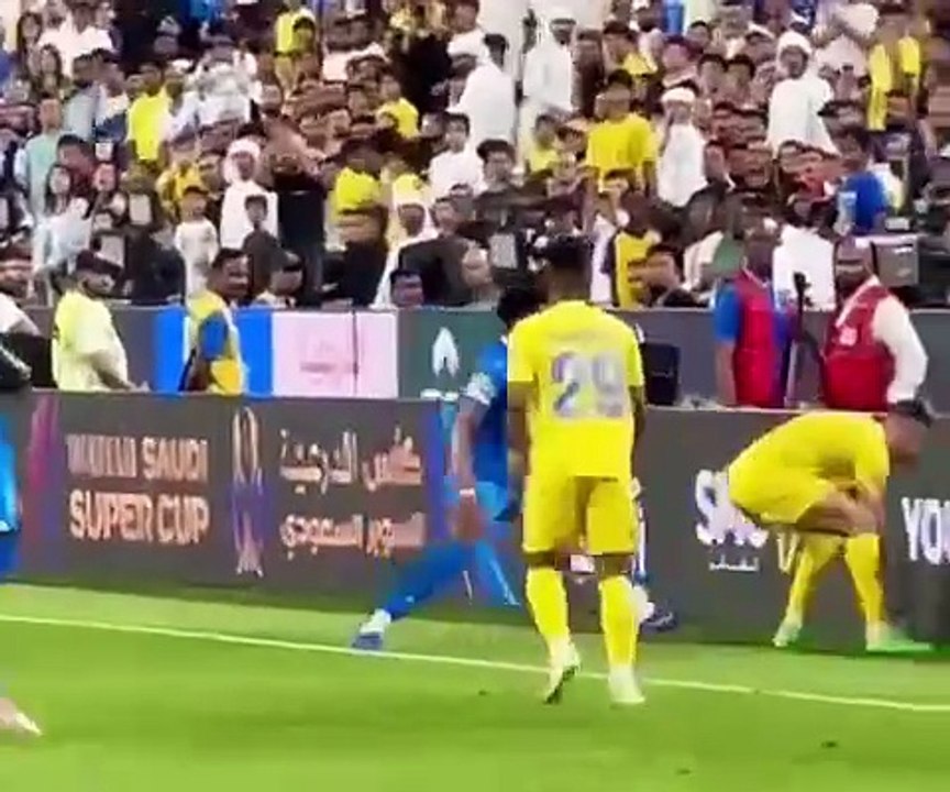 Cristiano #Ronaldo s’est fait exclure en demi-finale de la Super Coupe d’Arabie Saoudite. Après s’être embrouillé avec un adversaire, il a eu une attitude menaçante envers l’arbitre. #cartonrouge #expulsion #arabiesaoudite #cr7ronaldo