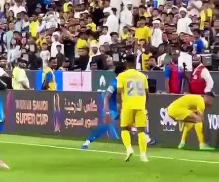 Cristiano #Ronaldo s’est fait exclure en demi-finale de la Super Coupe d’Arabie Saoudite. Après s’être embrouillé avec un adversaire, il a eu une attitude menaçante envers l’arbitre. #cartonrouge #expulsion #arabiesaoudite #cr7ronaldo