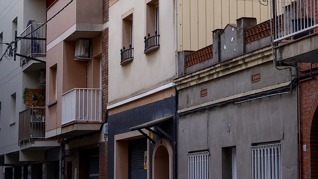 Un hombre mata a su mujer y a sus dos hijos de ocho años en El Prat y luego se suicida