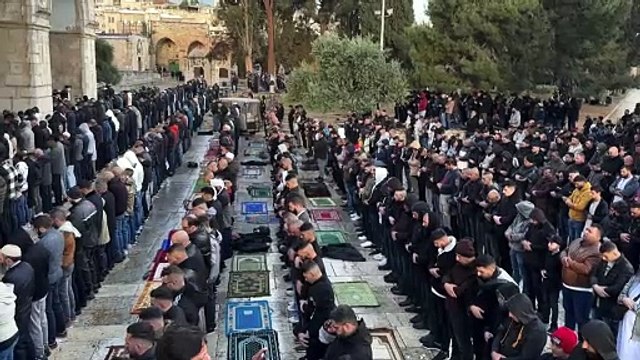 عشرات الآلاف يؤدون صلاة عيد الفطر في المسجد الأقصى