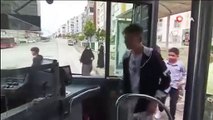 Otobüs sürücüsünün jesti yürekleri ısıttı