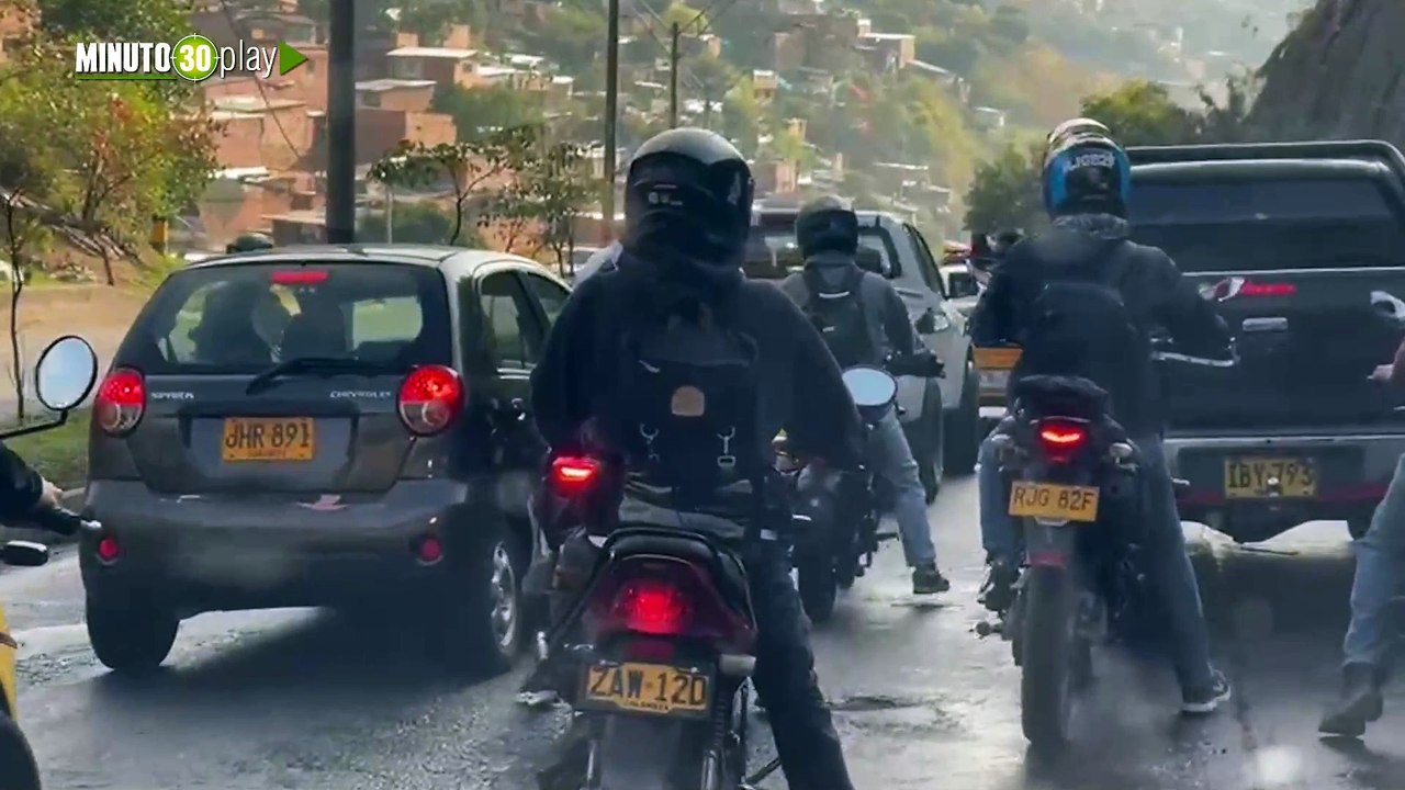 Accidente de tránsito bajando por el túnel de occidente, motocicleta caído en la vía
