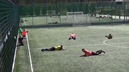 Scoppia una bomba, i giocatori si stendono a terra