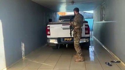 Após fuga, PRF localiza veiculo carregado com 30 mil maços de cigarros