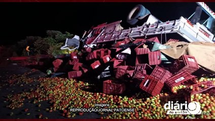 Homem morre e dois ficam feridos em acidente com caminhão carregado de tomates na Serra de Teixeira