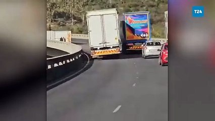 Güney Afrika’da kuvvetli rüzgar TIR’ı köprüden aşağı uçurdu