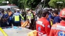 Schianto fra due auto e un bus in Indonesia, almeno 12 morti