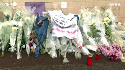 Omaggio per il ragazzo pestato a morte a Parigi